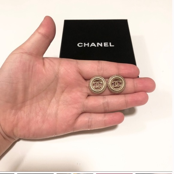 🌼 🏖️☀️SUMMER SALE☀️🏖️ Chanel CC Caged Earrings in GHW - Picture 5 of 7